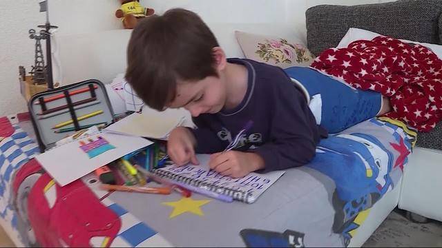 Kinder fallen beim spielen in Lichtschacht