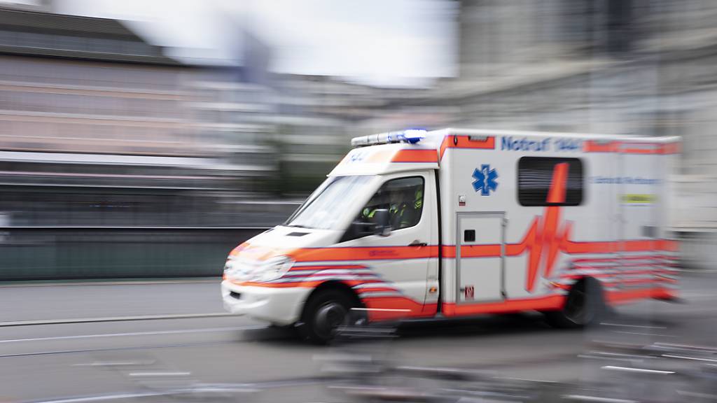 Die Ambulanz brachte den verunfallten E-Scooter-Fahrer ins Spital. (Symbolbild)