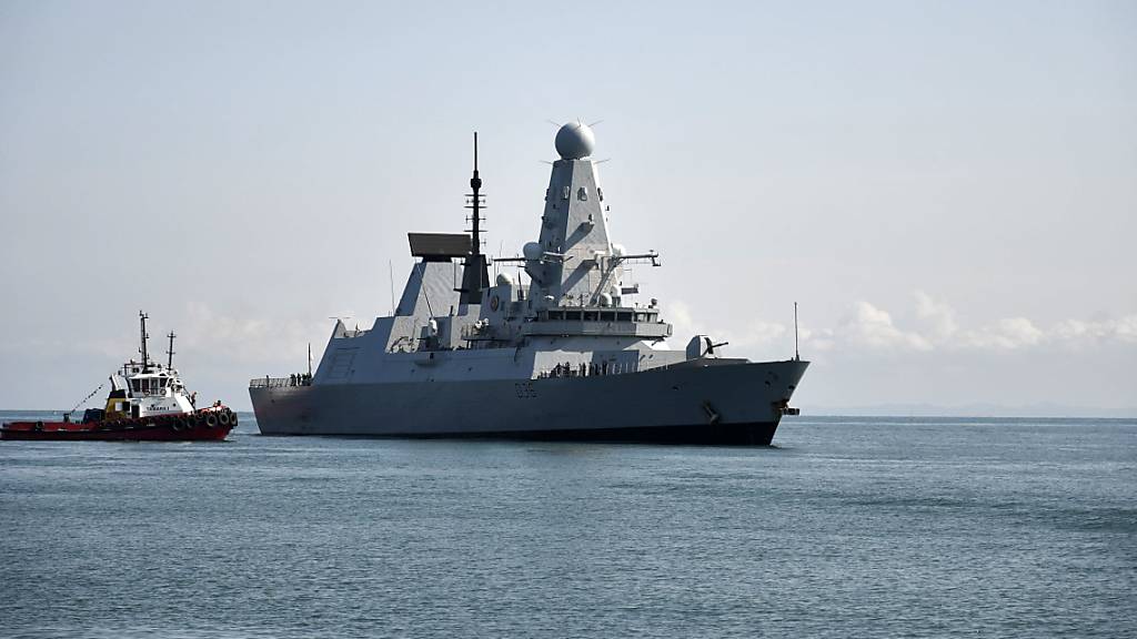 Der britische Zerstörer HMS Defender läuft in den Hafen von Batumi ein. Aus Moskauer Sicht war der britische Zerstörer «HMS Defender» unweit der Halbinsel Krim in russisches Hoheitsgewässer gefahren.