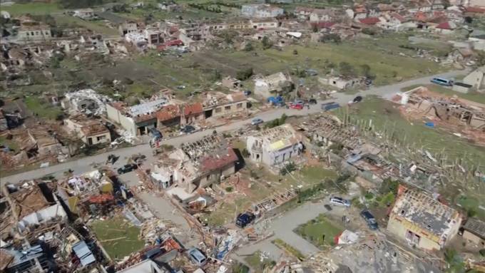Gefährliche Aufräumarbeiten nach Tornado-Katastrophe in Tschechien