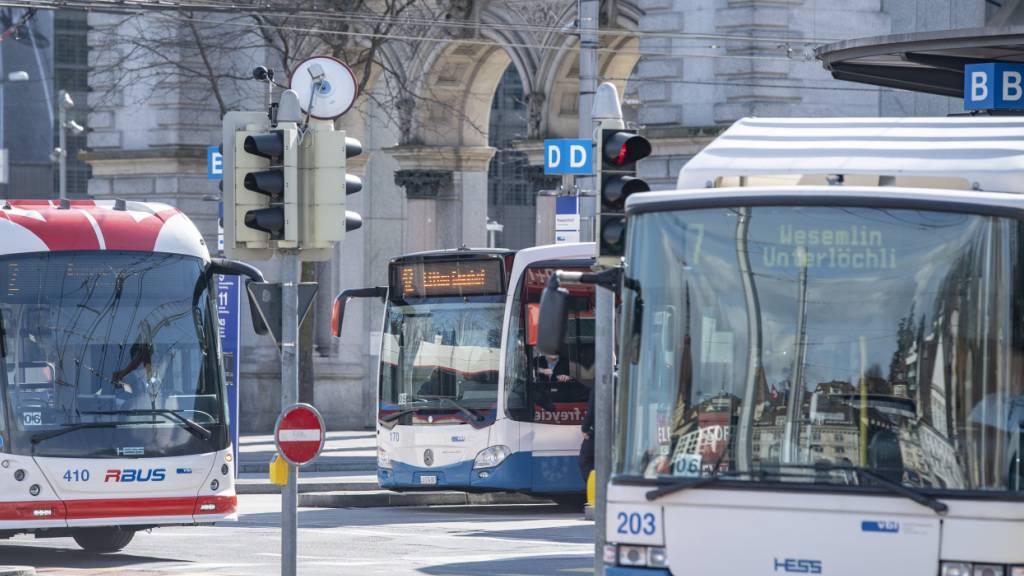 Der Bahnhofplatz ist eine Drehscheibe des öffentlichen Verkehrs. (Archivaufnahme)