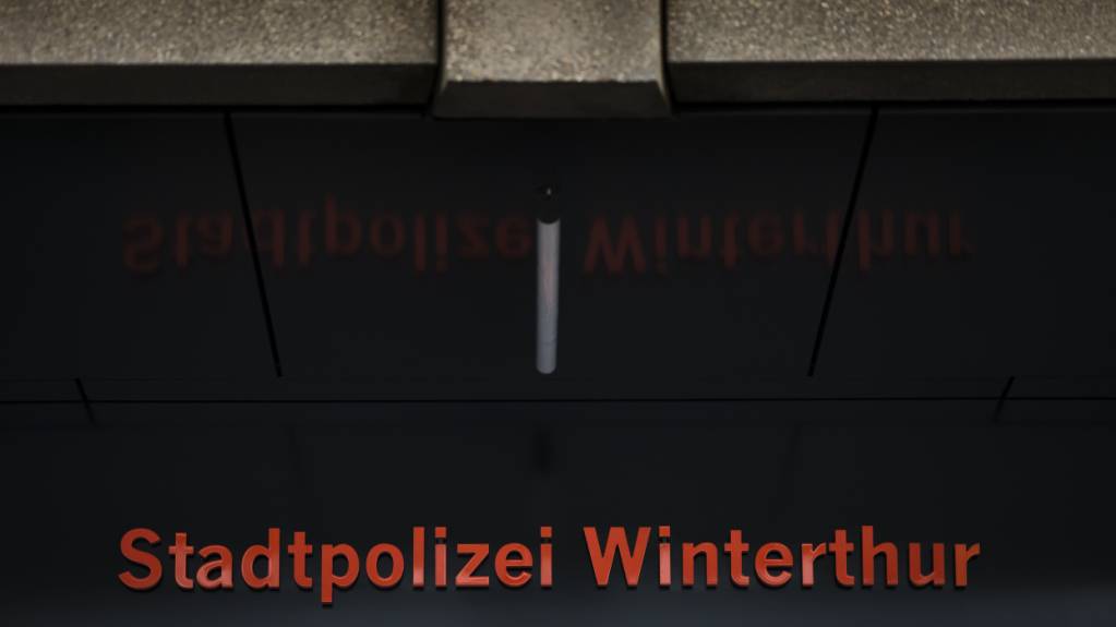 Die Stadtpolizei Winterthur sucht Zeugen der Beschädigung von zehn Fahrzeugen einer Autogarage. (Archivbild)
