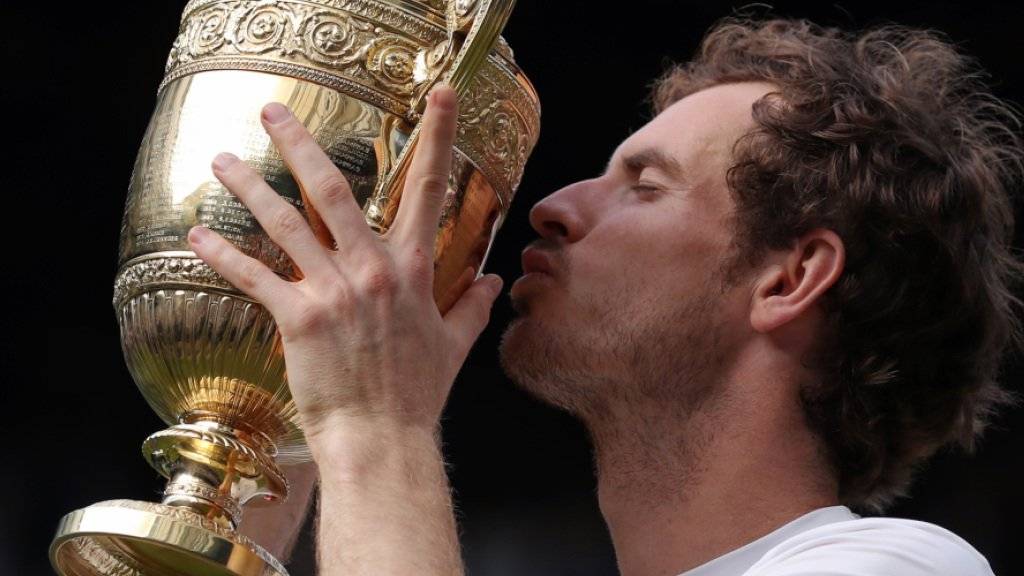 Sieger Andy Murray küsst den Wimbledon-Pokal