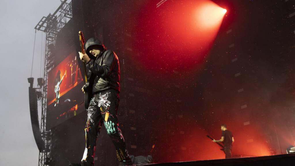 Muse spielen bei Starkregen in Bern - nur die Stimmung im Publikum kühlt nicht ab.