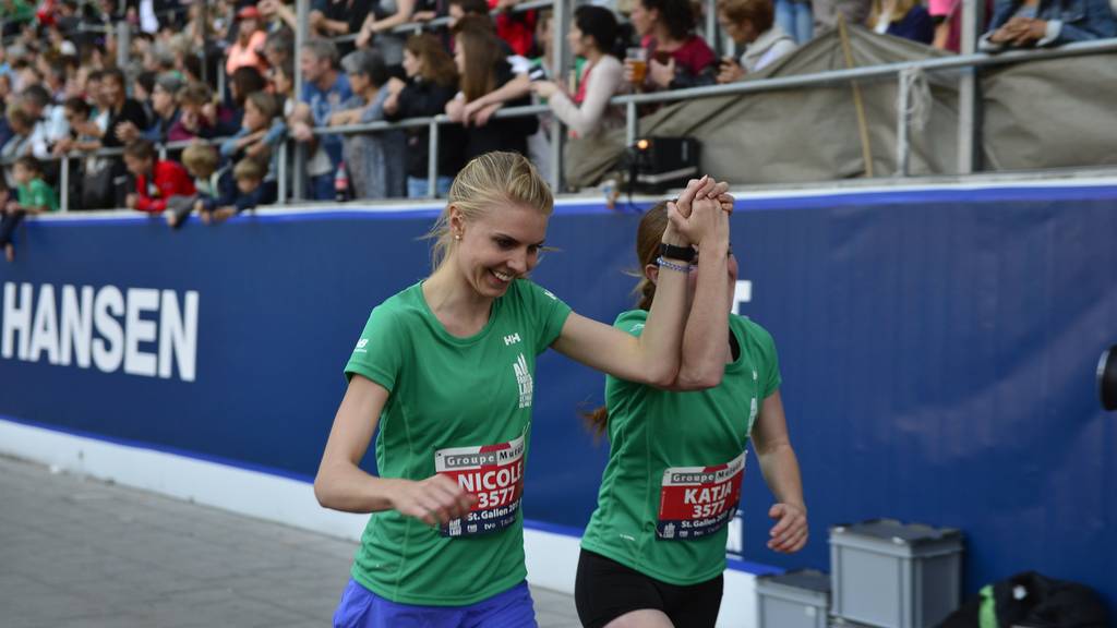 Zwei Teilnehmerinnen des Halbmarathons beim Zieleinlauf.