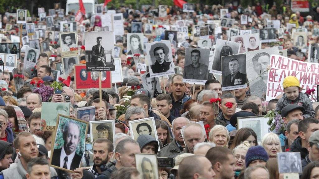 Auch in der ukrainischen Hauptstadt Kiew zogen Tausende durch die Strassen, um der zig Millionen Opfer zu gedenken, welche die Sowjetunion bei der der Befreiung Europas vor Hitler-Deutschland zu beklagen hatte.