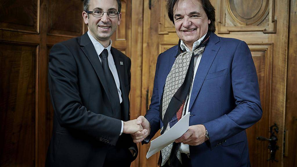 Christian Constantin (rechts) hat sich bei einem Treffen mit dem Walliser Staatsrat Frédéric Favre (links) bereit erklärt, die Markenrechte an der Olympia-Kandidatur Sion 2026 abzutreten.