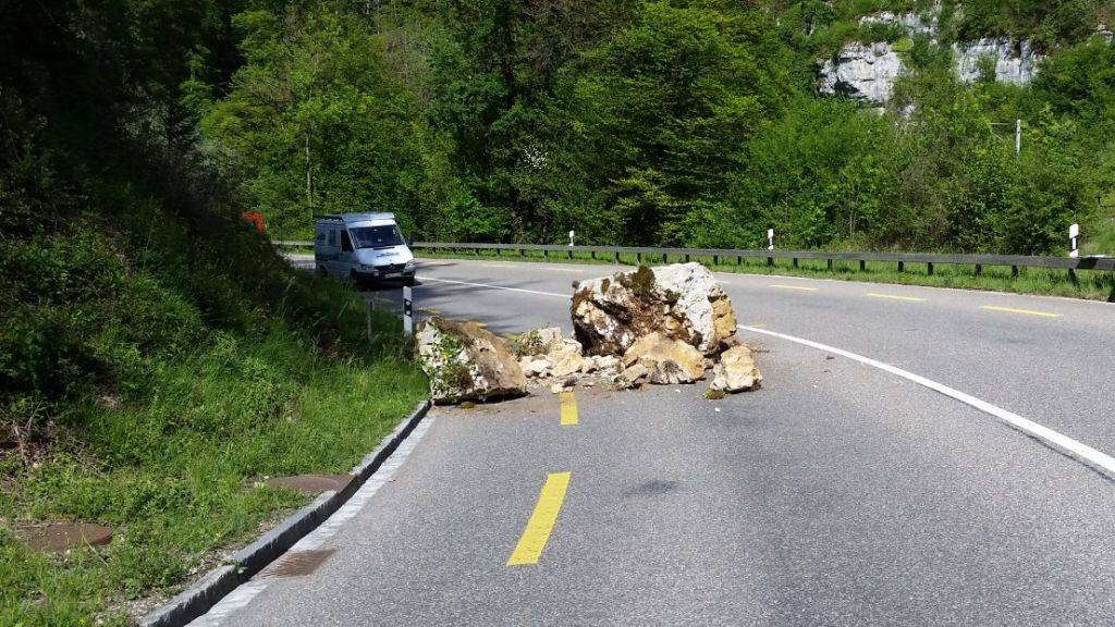 Acht bis zehn Tonnen schwere Steine fielen am Sonntag bei Laufen BL auf die Strasse nach Delsberg JU.