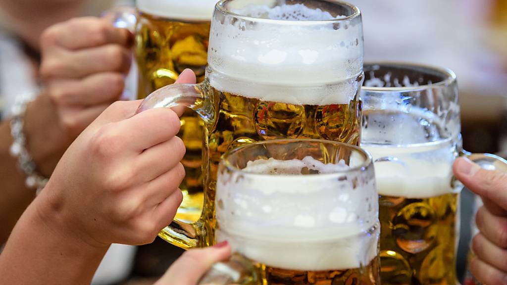 Die Menschen in der Schweiz haben von Oktober 2022 bis September 2023 weniger Bier getrunken als in der Vorjahresperiode. (Symbolbild)