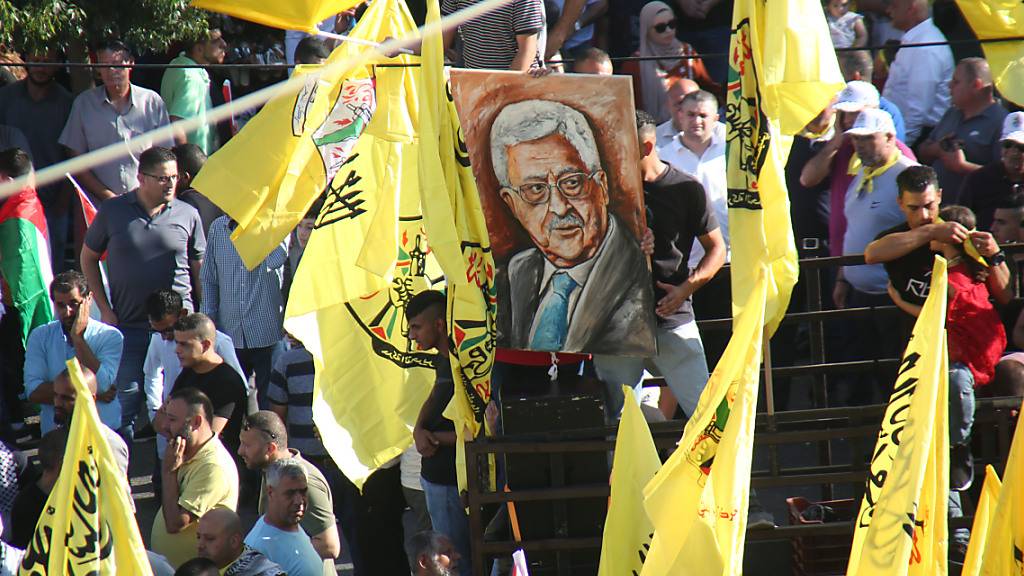 FILED - Anhänger der Fatah bei einer Kundgebung für Mahmud Abbas in Ramallah. Photo: Ibrahim Atta/APA Images via ZUMA Wire/dpa