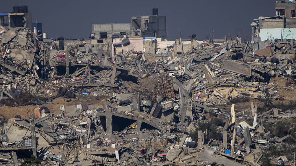 Zerstörte Gebäude im Gazastreifen, vom Süden Israels aus gesehen. Foto: Ariel Schalit/AP/dpa