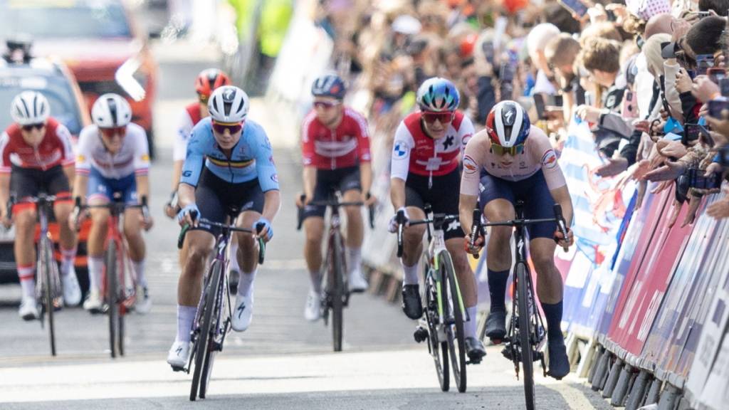 Bei der letzten Zieldurchfahrt war Marlen Reusser (Zweite von rechts) noch am Hinterrad der nachmaligen Weltmeisterin Lotte Kopecky (Mitte) aus Belgien und der zweitklassierten Niederländerin Demi Vollering (ganz rechts)