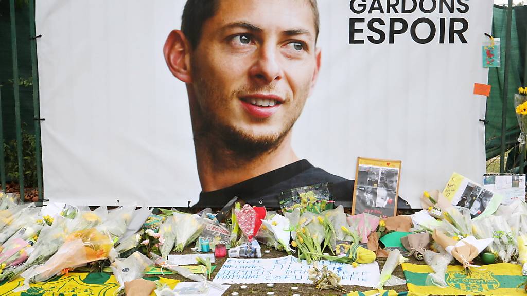 Die Fans von Nantes trauern mit Blumen, Trikots und Schals um Emiliano Sala (Archivbild)