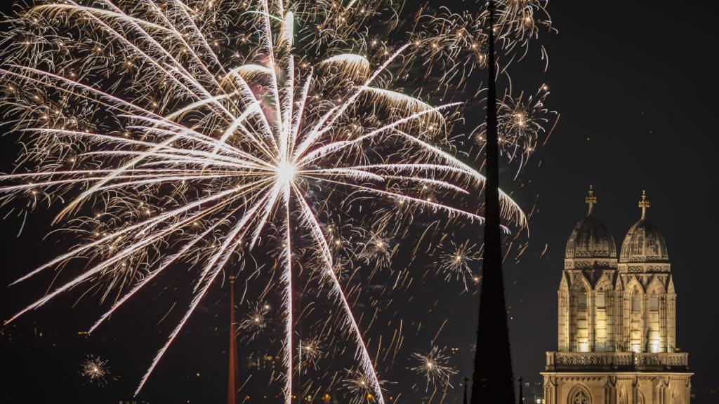 Zürich startet mit nebelfreiem Feuerwerk ins neue Jahr
