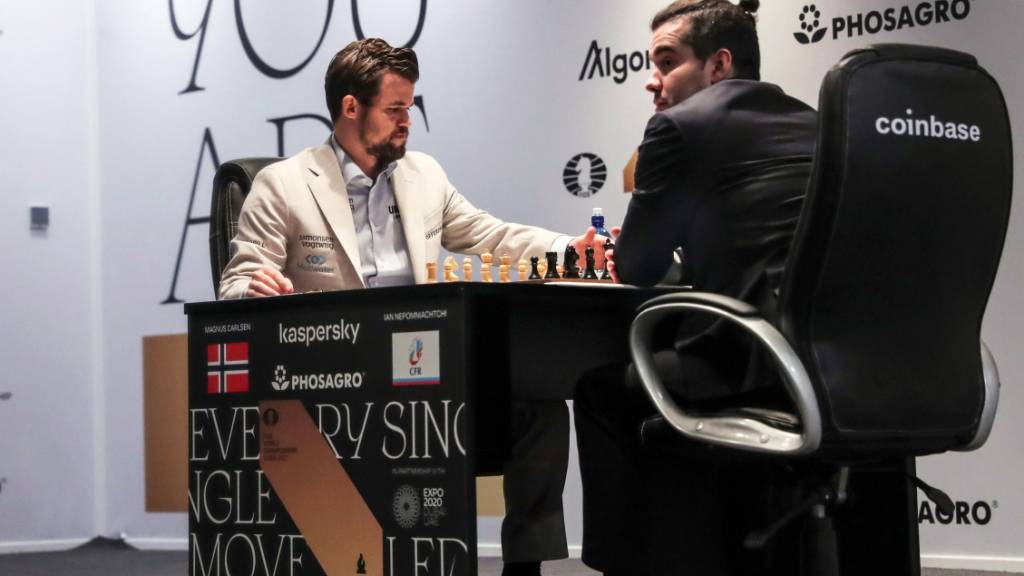Titelverteidiger Magnus Carlsen und Jan Nepomnjaschtschi liefen sich bislang ein Duell auf Augenhöhe