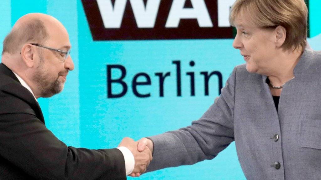 Bundeskanzlerin Angela Merkel (CDU) gibt dem SPD-Vorsitzenden Martin Schulz vor einer TV-Runde nach der Bundestagswahl die Hand. Im anschliessenden Gespräch hat Martin Schulz Angela Merkel scharf angegriffen und sie für das starke Abschneiden der AfD verantwortlich gemacht.