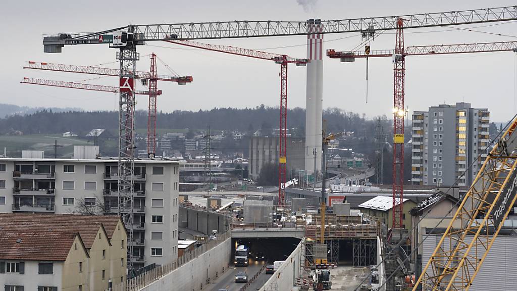 In der Schweiz stagniert die Wirtschaft. Vor allem die Industrie und der Bausektor erlitten im zweiten Quartal einen Dämpfer.(Symbolbild)
