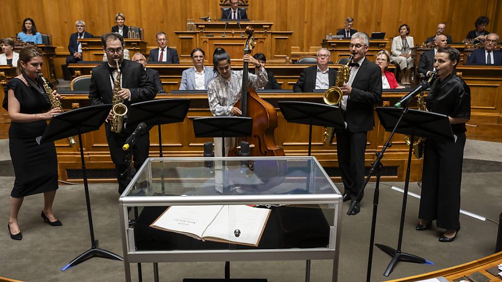 Das Quartett «Chambre de Sax» spielt zum Auftakt der Feier zur 175-jährigen Bundesverfassung vor der Vitrine mit dem Original dieses Textes.