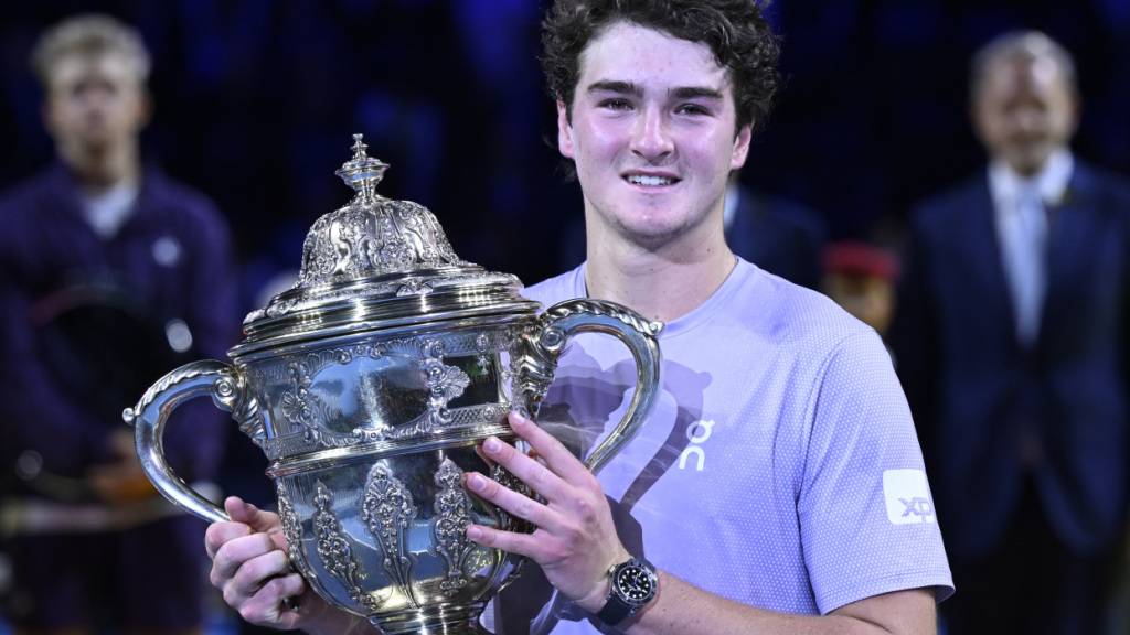 João Fonseca mit dem Pokal der Swiss Indoors und seiner ganzen Haarpracht, die er bald verlieren wird