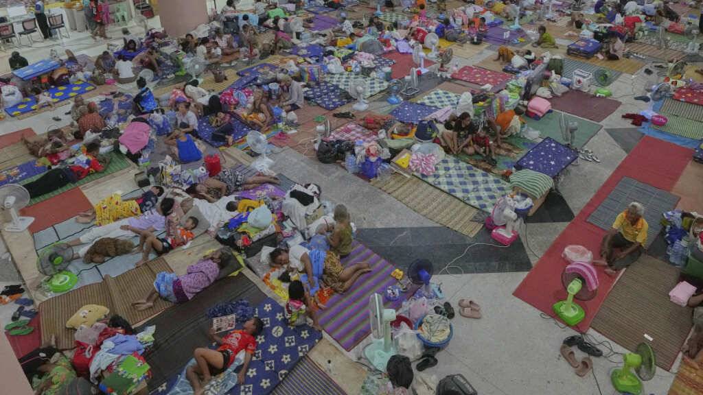 Thailändische Einwohner, die nach den Zusammenstößen zwischen thailändischen und kambodschanischen Soldaten aus ihren Häusern geflohen sind, ruhen sich in einem Evakuierungszentrum in der thailändischen Provinz Surin aus. Foto: Sakchai Lalit/AP/dpa
