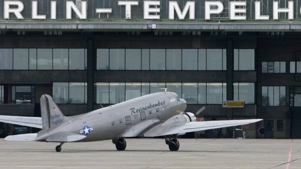 Auf dem Berliner Flughafen Tempelhof landen keine Flugzeug mehr - der Tower des ausgedienten Flughafens soll nun aber neu gestaltet und der Öffentlichkeit zugänglich gemacht werden. Ein Bieler Architekturbüro hat den Wettbewerb dafür gewonnen.