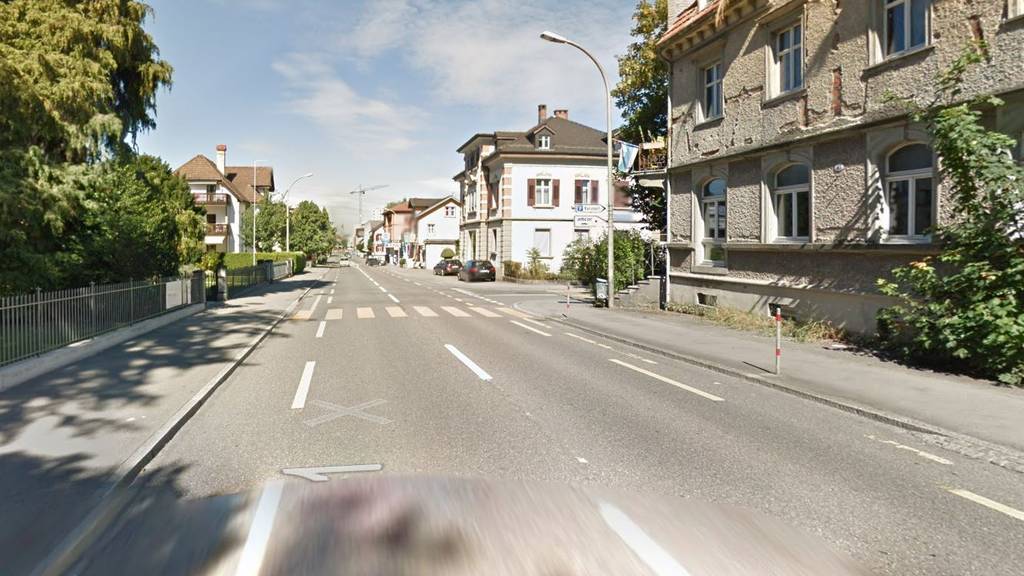 An der Konstanzerstrasse in Kreuzlingen hat sich ein Mann in seiner Wohnung verschanzt.