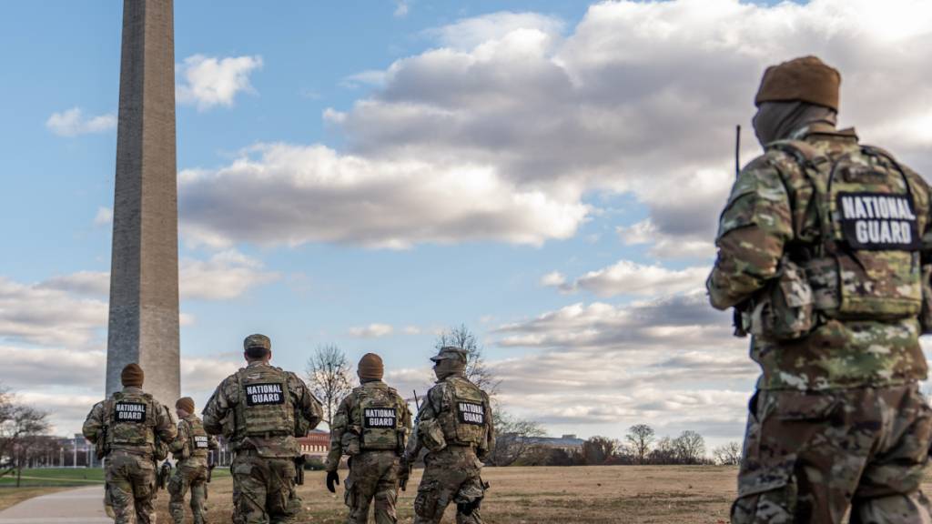 Nationalgardisten patrouillieren vor dem Washington Monument auf der National Mall. Foto: Julia Demaree Nikhinson/AP/dpa