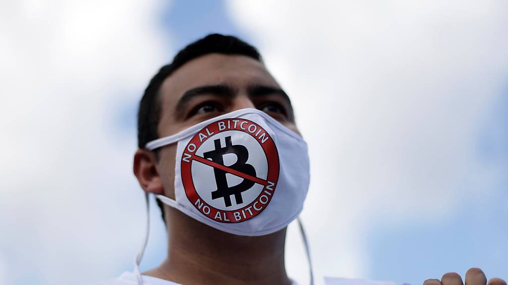 Der Bitcoin geriet nach einem chaotischem El-Salvador-Debut unter Druck. Im Bild die Proteste gegen die Einführung vom vergangenen Wochenende.