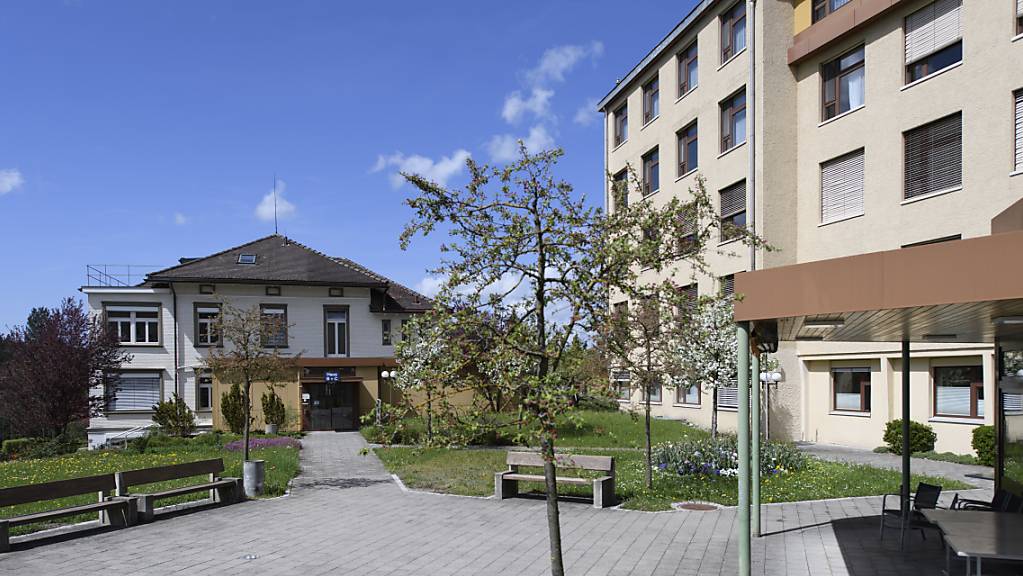 Die Schliessung der Bettenstation am Spital Appenzell wird beim Personal zu einzelnen Entlassungen führen. Die Standeskommission hat für Härtefälle einen Sozialplan verabschiedet. (Archivbild)