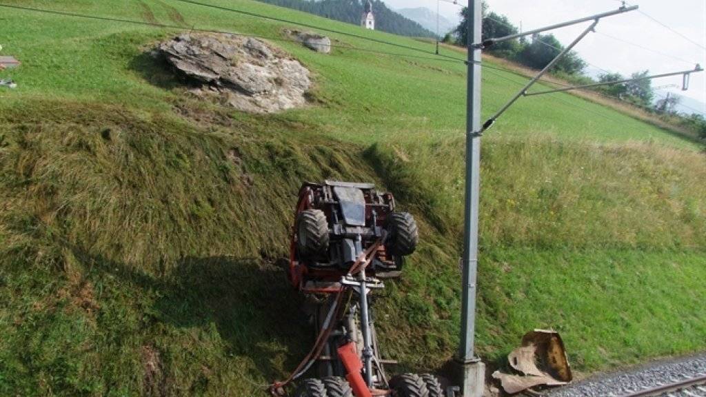 Der Landwirt überschlug sich mit seinem Gülle-Traktor im bündnerischen Sumvitg neben das Trassee der Rhätischen Bahn und wurde schwer verletzt.