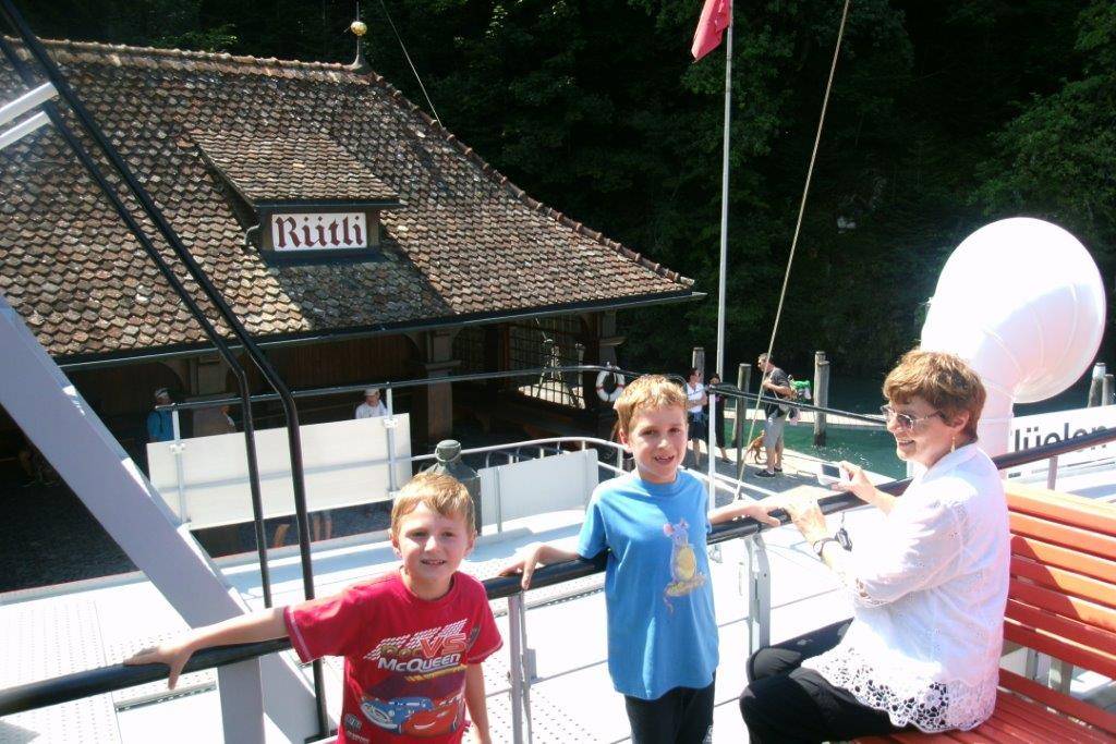 Station Rütli mit den « drei Eidgenossen»