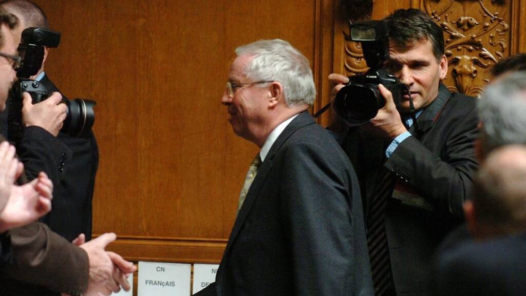 Christoph Blocher (SVP) verlässt nach seiner Abwahl im Dezember 2007 das Parlament. (Archivbild)