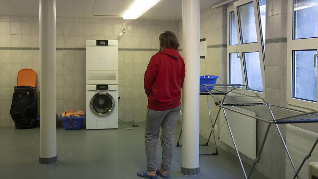 Aus der Ukraine suchten bisher über 60'000 Personen Schutz in der Schweiz. Eine geflüchtete Frau wartet in ihrer Unterkunft auf die Wäsche. (Symbolbild)