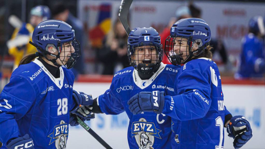 Jubelnde EVZ-Spielerinnen und mittendrin Lara Stalder, die dreifache Torschützin beim 4:0-Sieg im Cupfinal