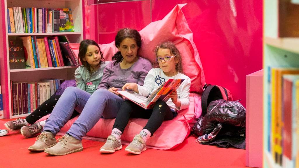 «Vorlesen macht stark» - das ist das Motto des diesjährigen 8. Schweizer Vorlesetags. Am (heutigen) Mittwoch wird in der ganzen Schweiz an öffentlichen Veranstaltungen vorgelesen.  (Archivbild)