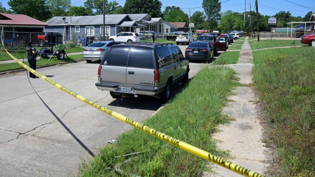 Die Polizei hat mit einem Absperrband den Tatort in Shreveport gesichert. Foto: Jill Pickett/The Times-Picayune/The New Orleans Advocate/AP/dpa - ACHTUNG: Nur zur redaktionellen Verwendung und nur mit vollständiger Nennung des vorstehenden Credits