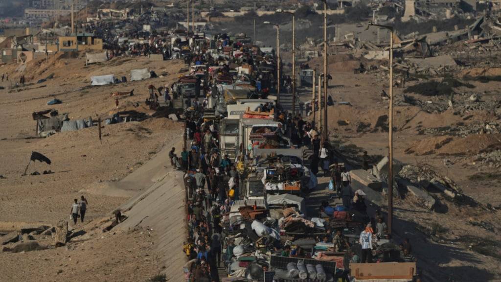 dpatopbilder - Vertriebene Palästinenser fliehen zu Fuß und in Fahrzeugen aus dem nördlichen Gazastreifen. Foto: Abdel Kareem Hana/AP/dpa