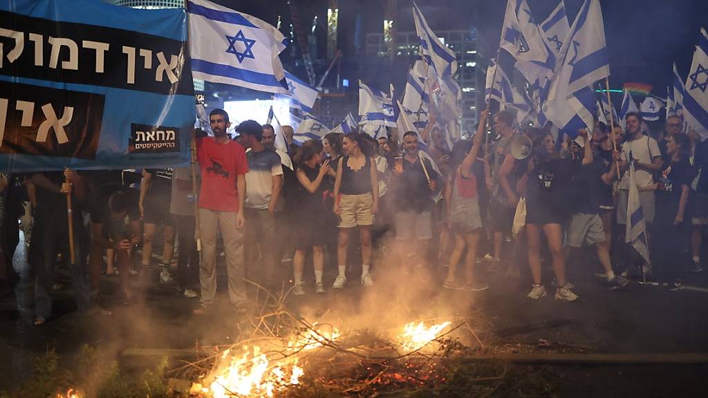Israelische Demonstranten protestieren gegen die Regierung. Foto: Ilia Yefimovich/dpa