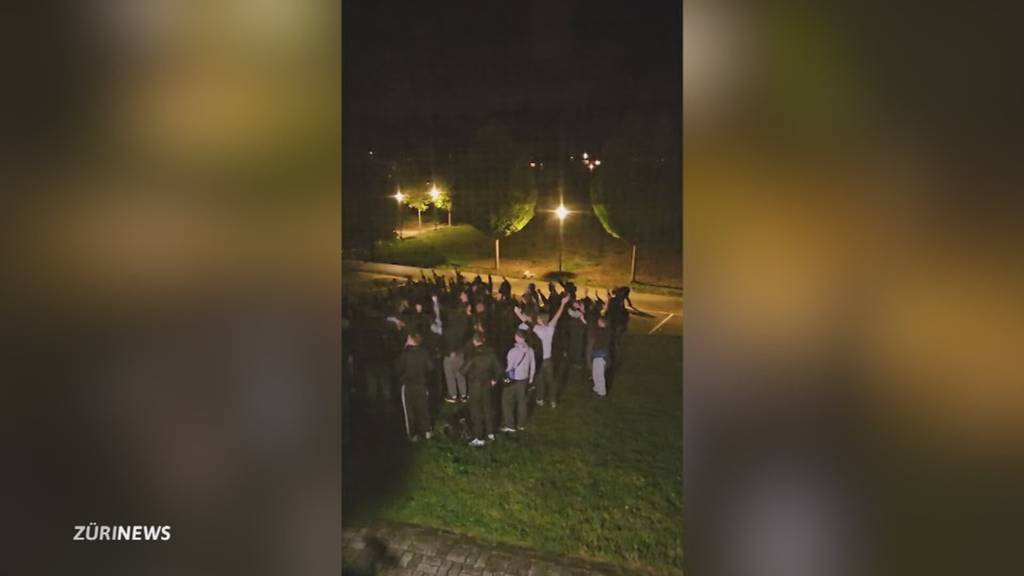 Feuerwerk und Trommeln: FCZ-Chaoten machen vor Gefängnis Pfäffikon Radau