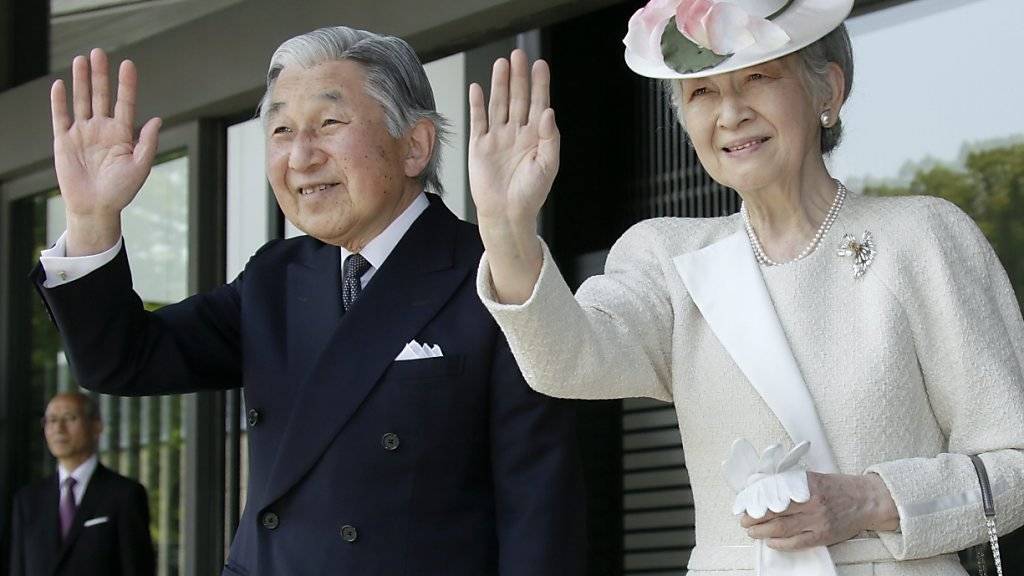 Kaiser Akihito, hier mit seiner Gattin Michiko, soll sich keineswegs mit einem Rücktritt beschäftigen, teilte der japanische Kaiserhof am Donnerstag mit. Am Vortag hatten japanische Medien entsprechende Gerüchte verbreitet. (Archivbild)
