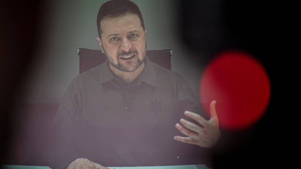 Der ukrainische Wolodymyr Selenskyj bei einer Liveübertragung zum 6. Deutsch-Ukrainischen Businessforum der DIHK in Berlin. Foto: Kay Nietfeld/dpa