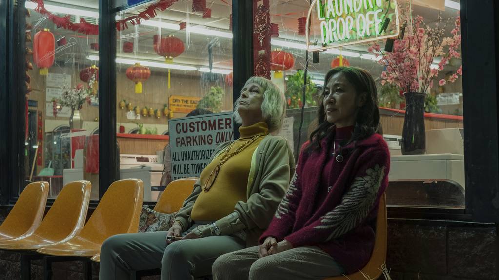 Jamie Lee Curtis und Michelle Yeoh in «Everything Everywhere All at Once».