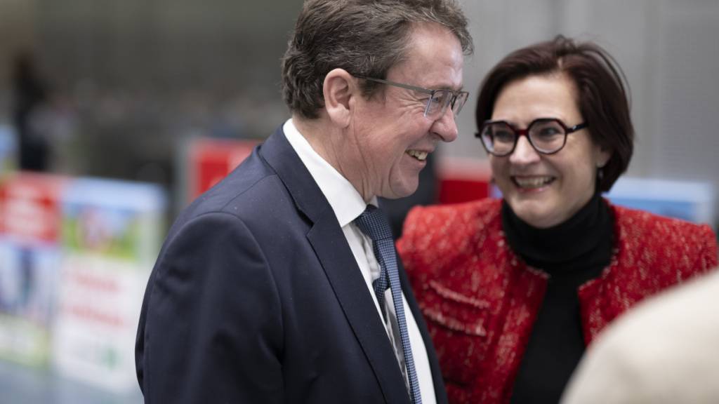 Standespräsidentin Valérie Favre Accola hier mir Bundesrat Albert Rösti an der Delegiertenversammlung der SVP Schweiz, am Samstag, 28. März 2026, in Maienfeld.