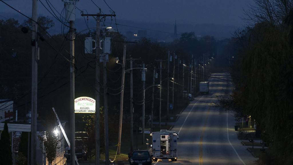 Die Straße vor der Schemengees Bar and Grille bleibt am frühen Morgen nach einem Schusswaffenangriff leer. Bei dem Schusswaffenangriff in der Stadt Lewiston im US-Bundesstaat Maine sind mehrere Menschen getötet worden. Foto: Matt Rourke/AP/dpa