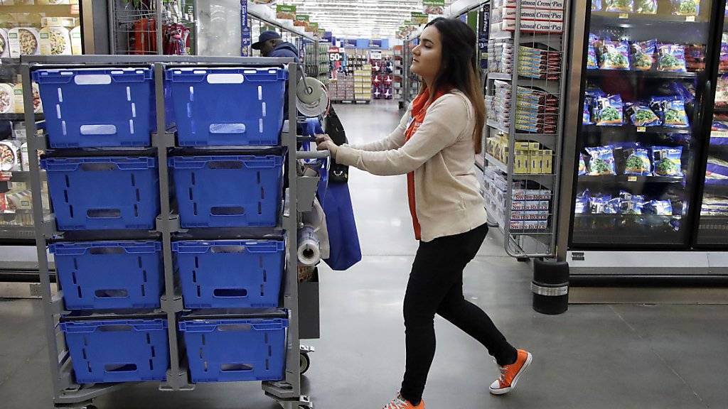 Der grösste private Arbeitgeber in den USA, die Einzelhandelskette Walmart, erhöht den Mindestlohn: Angestellte erhalten von Beginn weg 11 statt 9 Dollar. (Symbolbild)