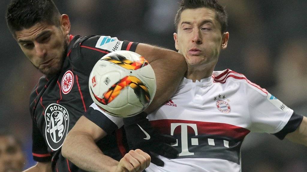 Kein Durchkommen für Bayerns Robert Lewandowski im Zweikampf gegen Frankfurts Carlos Zambrano.
