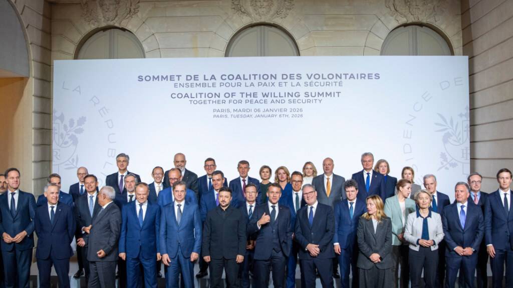 Die Staats- und Regierungschefs stellen sich nach einem Treffen mit der «Koalition der Willigen» im Elysee-Palast zum Foto auf. Foto: Christinne Muschi/The Canadian Press/AP/dpa