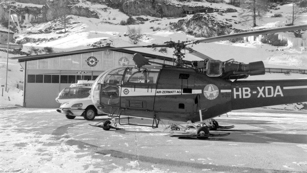 Seit 50 Jahren fliegt die Air Zermatt Rettungseinsätze, das Bild aus dem Archiv zeigt die Helikopter-Basis Zermatt im Januar 1971.