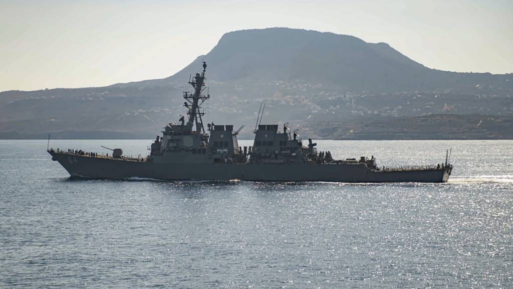 ARCHIV - Der Lenkwaffenzerstörer «USS Carney» fährt in der Bucht von Souda. Foto: Petty Officer 3rd Class Bill Dod/US Navy/AP/dpa - ACHTUNG: Nur zur redaktionellen Verwendung und nur mit vollständiger Nennung des vorstehenden Credits