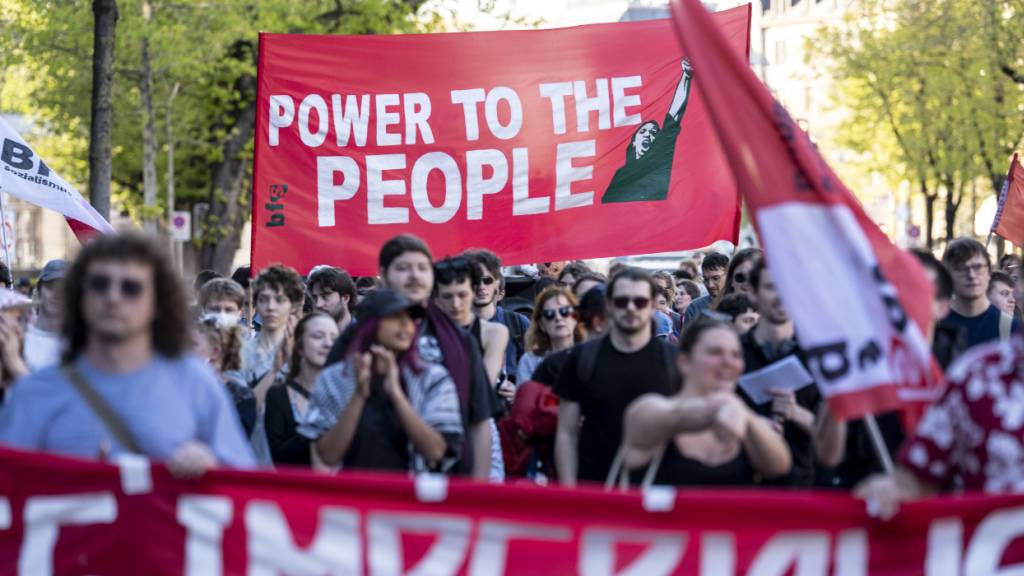 Gegen den Krieg im Iran, der mit den Angriffen Israels und der USA begonnen hatte: In Zürich demonstrierten am Mittwochabend mehrere hundert Menschen.